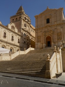 chiesa, scalinata, finestre, scala, cielo, gradini, panchina, portone, balaustre, azzurro, scalini, barocco, campanile, palazzo, strada, palazzi, torre, archi, vasi