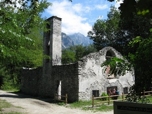 alberi, rudere, chiesa, campanile, montagne, montagna, persone, strada, staccionata