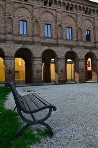 panchina, archi, portici, erba, finestre, portico, verde, palazzo, legno, ghiaia, mattoni, cortile