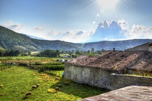 nuvole, verde, sole, alberi, pecore, prato, colline, casolare, erba, raggi, cielo, tetto, pascolo, tegole, campagna, panorama, cascina, montagne, tetti, gregge, paesaggio, coltivazioni, montagna