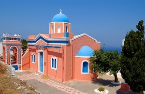 chiesa, cupola, azzurro, rosa, croce, alberi, albero, piazza