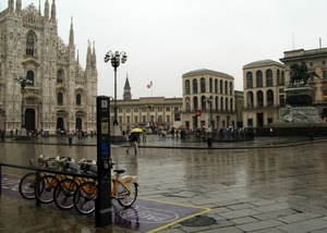 duomo, biciclette, piazza, milano, pioggia, guglie, lampione