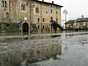 acqua, lampioni, riflesso, pioggia, riflessi, piazza, palazzo, case, arco, portone, bifore