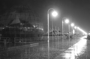 lampioni, luci, bianconero, pioggia, riflessi, sfera, strada, notte, genova, porto, fila, pali, prospettiva, cielo, barche, lungomare