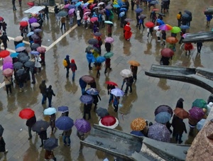 ombrelli, pioggia, gente, piazza, persone, colori, acqua