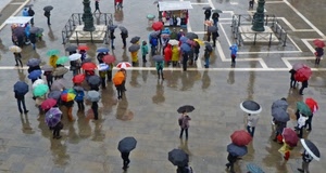 ombrelli, pioggia, piazza, persone, riflessi, passanti, colori, riflesso, tanti, acqua, rosso, multicolore, blu, bagnato, maltempo