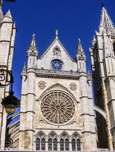 rosone, chiesa, lampione, cielo, facciata, guglie, azzurro, statue, bifore, cattedrale, gotico, campanili, torri, duomo, sculture, finestre