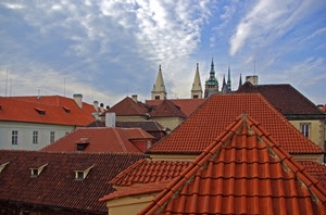 tetti, tegole, nuvole, cielo, abbaini, campanili, azzurro, guglie, case, finestre, comignoli, rosso, antenne, campanile