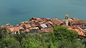 alberi, tetti, campanile, mare, verde, acqua, azzurro, lago, paese, borgo, chiesa, case