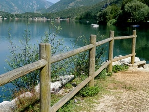 staccionata, alberi, verde, lago, acqua, montagne, barche, legno, piante, erba, cespugli, foglie, case, azzurro, riflessi, montagna, sassi