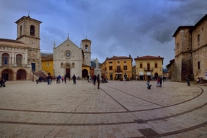 campanile, chiesa, piazza, persone, case, torre, archi, nuvole, cielo, statua, monumento, campanili, finestre, scalinata, orologio, rosone, portici, scorcio
