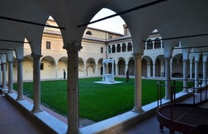 pozzo, archi, colonne, chiostro, prato, verde, erba, portici, portico, finestre, porticato, capitelli, convento, statue