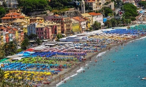 ombrelloni, mare, spiaggia, case, alberi, campanile, acqua, bagnanti, estate, verde, colori, giallo, persone, chiesa, palazzi, azzurro, paese