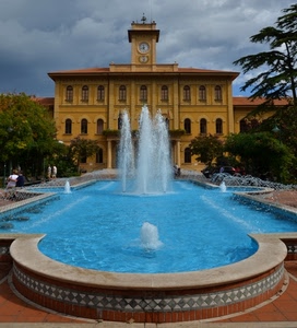 alberi, fontana, acqua, finestre, orologio, torre, zampilli, palazzo, azzurro, cielo, villa, nuvole, vasca, verde, piastrelle, edificio, persone