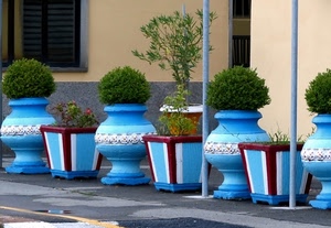 piante, vasi, azzurro, verde, pali, rosso, fiori, strada, finestra, bianco, porta