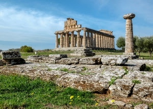 colonne, erba, cielo, pietre, tempio, verde, alberi, fiori, ruderi, rovine, nuvole, prato, archeologia, azzurro, giallo, colonna, antichità