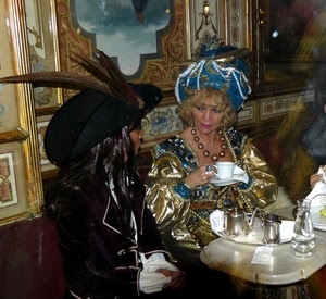 carnevale, maschere, tazza, costumi, piume, collana, cappelli, penne, caffè, cappello, tavolino, bar