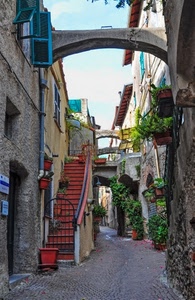 piante, finestre, vicolo, vasi, cancello, scala, via, rosso, verde, case, archi, persiane, cielo, scalini, arco, scale, scorcio, scalinata