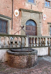 pozzo, portone, balaustra, stemmi, finestre, mattoni, arco, colonnine, pavimento, porta, finestra, palazzo, muro, grate, legno, metallo, inferriata