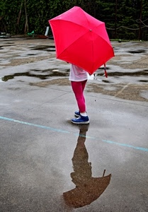 rosso, ombrello, pioggia, riflesso, scarpe, acqua