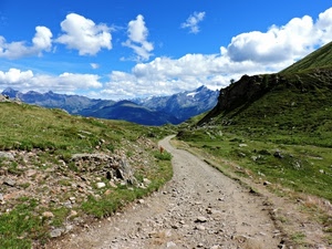 nuvole, cielo, sassi, erba, sentiero, montagne, verde, strada, azzurro, montagna, pietre, curva, curve, prati, bianco, rocce, neve, panorama, paesaggio