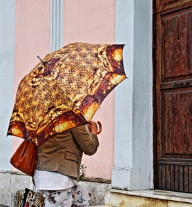 ombrello, borsa, porta, legno, giacca, donna, pioggia, portone, marrone, persona, gradini, pantaloni