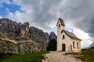 nuvole, campanile, cielo, finestre, chiesa, montagna, chiesetta, croce, rocce, porta, montagne, erba, cappella, verde, dolomiti, sentiero, portone, tetto, prato, alberi