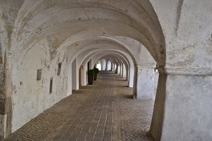 archi, colonne, bianco, portico, portici, pilastri, prospettiva, finestre, mattoni, curva, piastrelle, pavimento, porte, porticato, mattonelle, volte