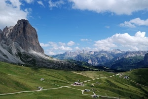 nuvole, verde, cielo, montagne, case, strade, prati, azzurro, panorama, montagna, roccia, sentieri, paesaggio, erba, bianco, valle, prato, rocce, strada, dolomiti, catena